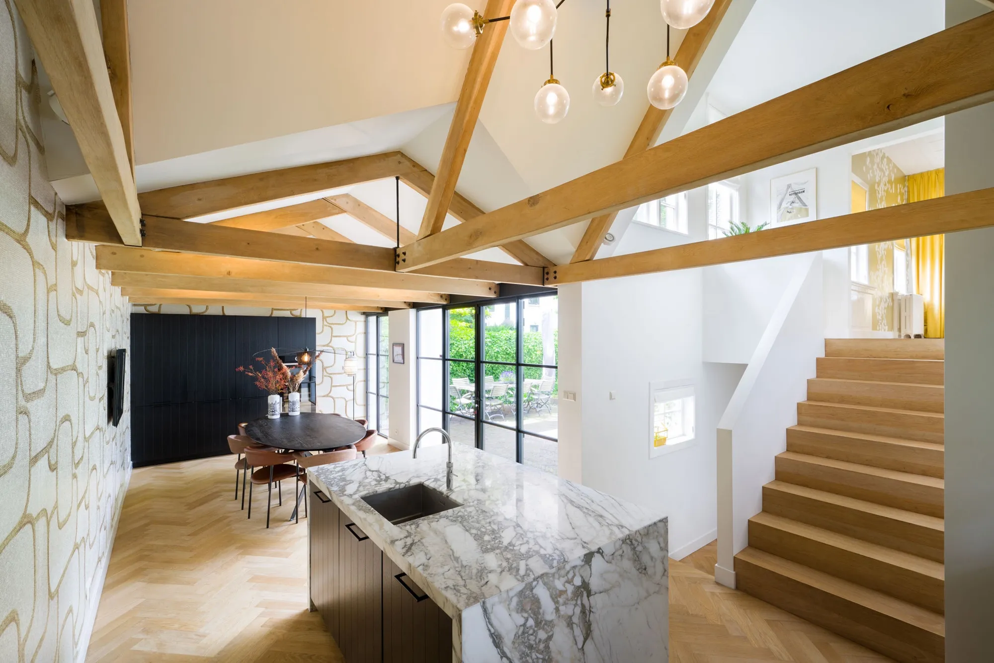 011_renovatie_vrijstaande_woning_uitbouw_moderne_keukeneiland_houten_spanten_visgraatvloer